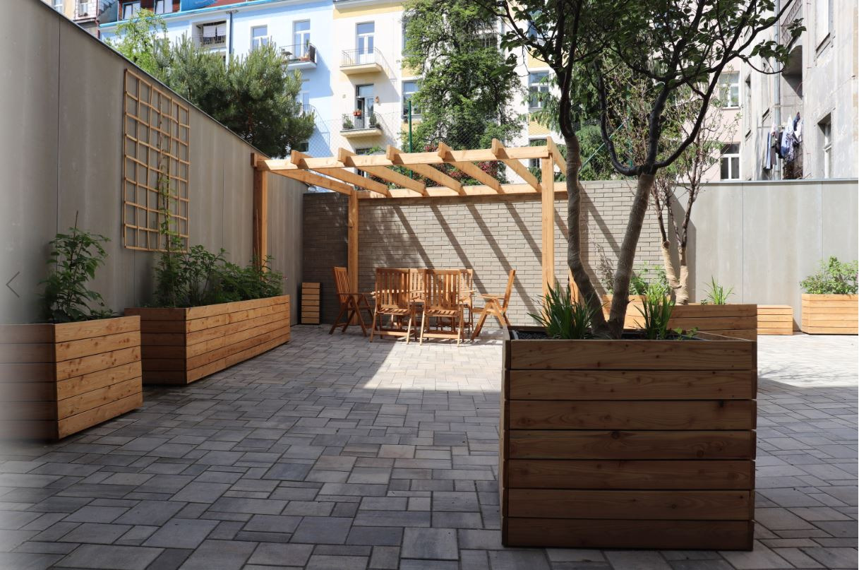 Vegetační nádoby ve vnitrobloku - Srbská